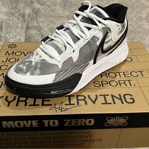 Kyrie 8, Men’s Size 8.5/Women’s Size 10